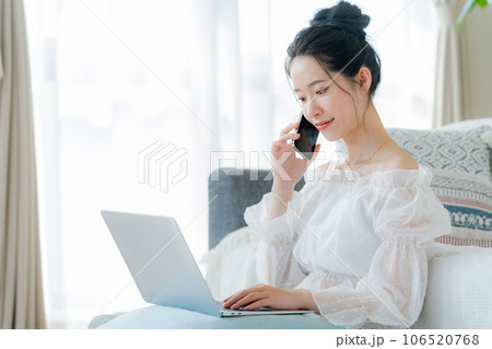 スマホで電話する若い女性 106520768