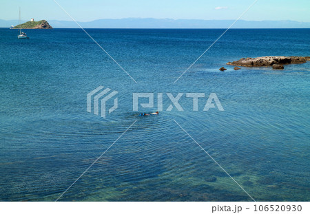 サルデーニャ島のノーラ遺跡近くの海水浴場 106520930