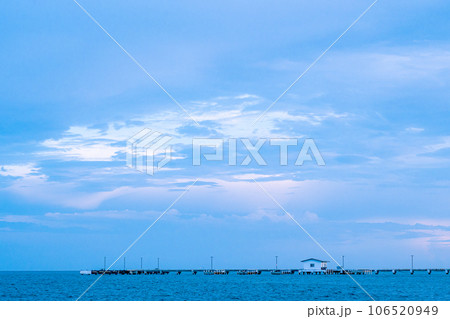 穏やかな空のカリブ海の夕方 106520949