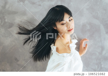 黒髪を風になびかせる女性　ヘアケアイメージ 106521082
