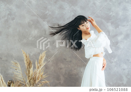 黒髪を風になびかせる女性　ヘアケアイメージ 106521088
