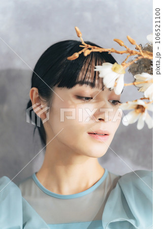 花を持つ女性のポートレート 花を持つ女性のポートレート 106521100