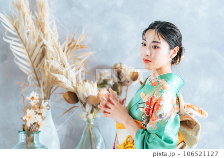 振袖を着た女性のポートレート 106521127