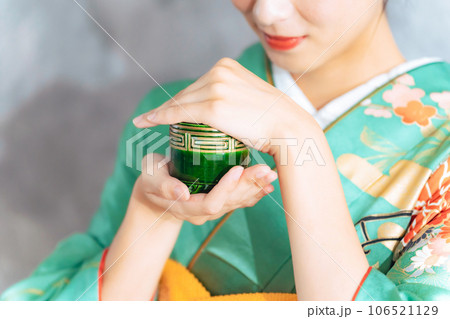 香道 香炉を持つ着物の女性 香道 香炉を持つ着物の女性 106521129