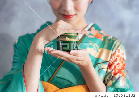 香道　香炉を持つ着物の女性 106521132