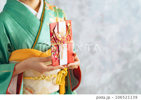 祝儀袋を持つ着物の女性 祝儀袋を持つ着物の女性 106521139