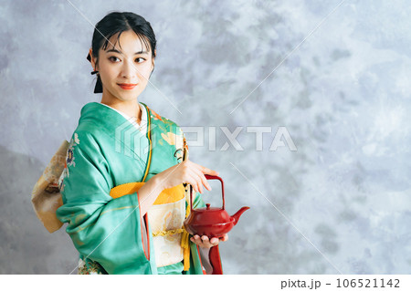 朱塗りのお銚子を持つ着物の女性 朱塗りのお銚子を持つ着物の女性 106521142