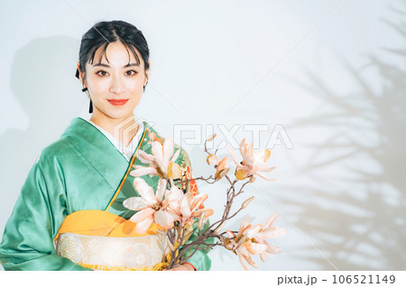 花を持った着物の女性 106521149