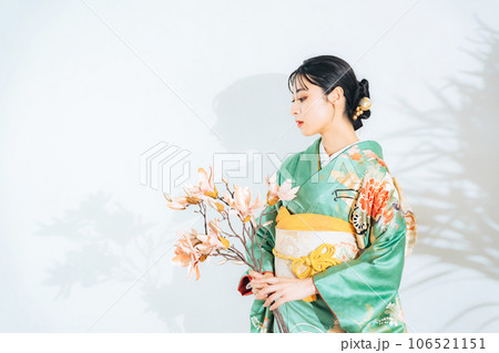 花を持った着物の女性 花を持った着物の女性 106521151