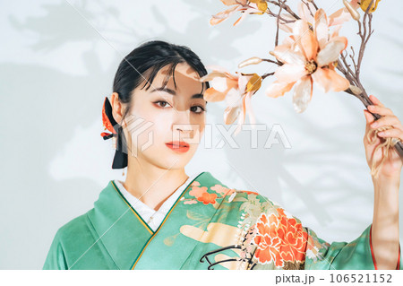 花を持った着物の女性 花を持った着物の女性 106521152