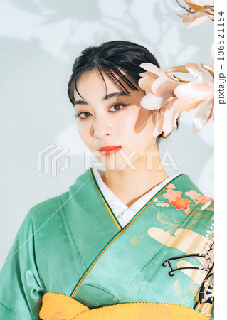 花を持った着物の女性 花を持った着物の女性 106521154