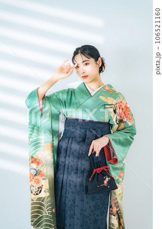 振袖と袴を着た女性のポートレート 106521160