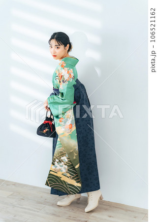 振袖と袴を着た女性のポートレート 106521162