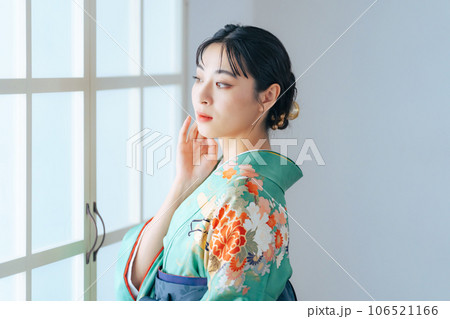 振袖を着た女性のポートレート 106521166