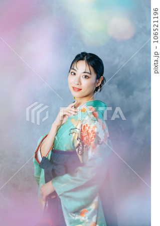振袖と袴を着た女性のポートレート 振袖と袴を着た女性のポートレート 106521196