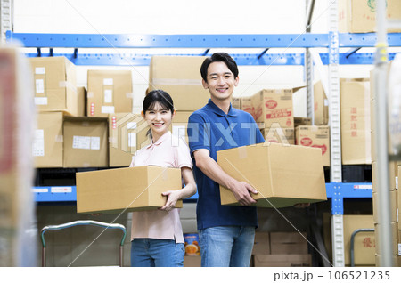 倉庫で働く男女の従業員 倉庫で働く男女の従業員 106521235