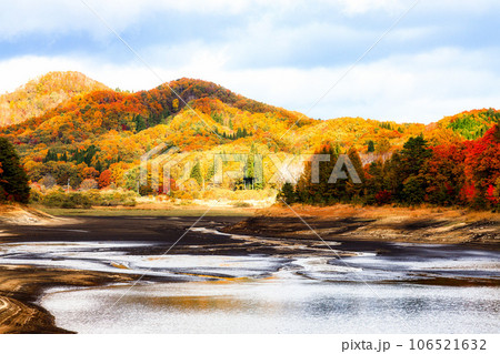 紅葉と湖と雲｜恩原湖 106521632