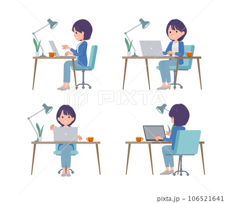 PCでデスクワークをしている広報担当女性のセット PCでデスクワークをしている広報担当女性のセット 106521641