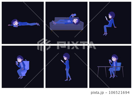 暗闇でスマホを使う広報担当女性のセット 暗闇でスマホを使う広報担当女性のセット 106521694