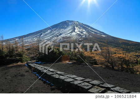 秋の富士山5合目奥庭自然公園からの富士山頂展望 山梨県鳴沢村 秋の富士山5合目奥庭自然公園からの富士山頂展望 山梨県鳴沢村 106521884