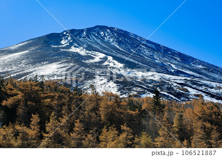 秋の富士山5合目奥庭自然公園からの富士山頂展望　山梨県鳴沢村 106521887