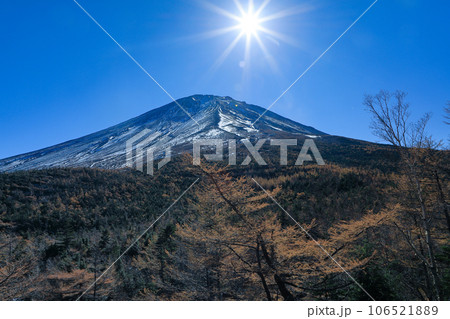 秋の富士山5合目奥庭自然公園からの富士山頂展望 山梨県鳴沢村 秋の富士山5合目奥庭自然公園からの富士山頂展望 山梨県鳴沢村 106521889