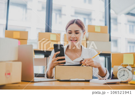 Small business owners online are writing their names and addresses to deliver products and products to their customers. and check the orders that the customers have ordered of online retailers - 106521941