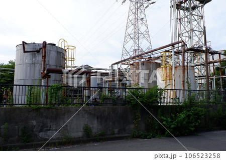 工場内のタンク 106523258