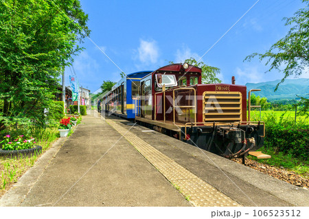 駅構内から観えるトロッコ列車　（南阿蘇　長陽駅）　南阿蘇鉄道(全線開通・高森駅から立野駅) 106523512