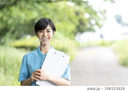 若い女性介護士　女性介護福祉士 106523826