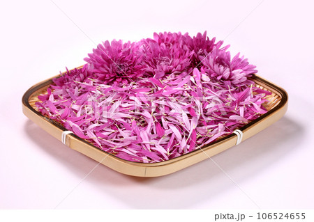 ザルに盛った食用菊の花と花びら 106524655