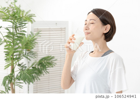 牛乳を飲む女性 牛乳を飲む女性 106524941