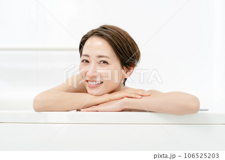 お風呂に入る女性　リラックス 106525203