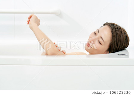 お風呂に入る女性　リラックス 106525230