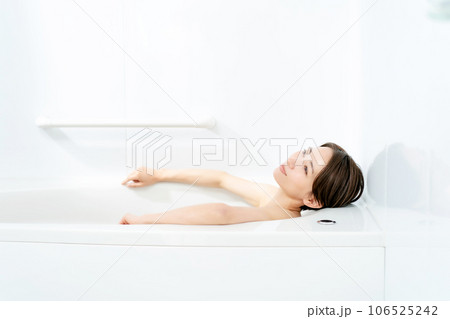 お風呂に入る女性　リラックス 106525242