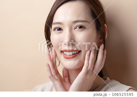 頬を触る女性 保湿 頬を触る女性 保湿 106525595