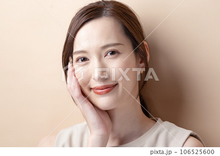 頬を触る女性 保湿 頬を触る女性 保湿 106525600