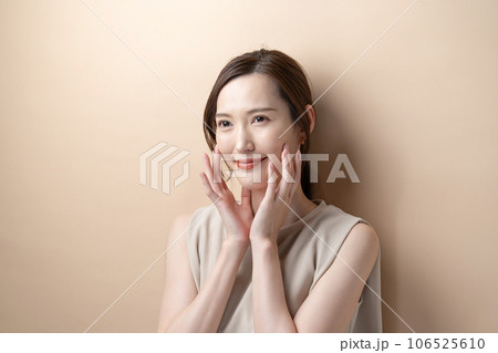 頬を触る女性 保湿 頬を触る女性 保湿 106525610