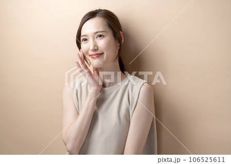 頬を触る女性 保湿 頬を触る女性 保湿 106525611