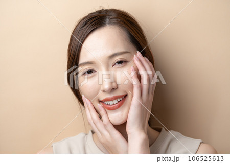 頬を触る女性 保湿 頬を触る女性 保湿 106525613