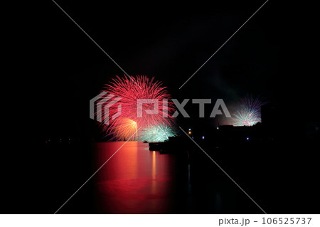 海面を彩る水上花火 (高知県 須崎まつり 海上花火大会) 海面を彩る水上花火 (高知県 須崎まつり 海上花火大会) 106525737
