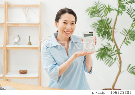 計算機を持つ笑顔の女性 計算機を持つ笑顔の女性 106525883