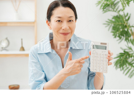 計算機を持つ笑顔の女性 106525884