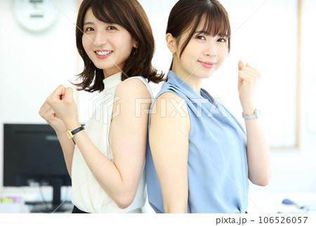 やる気が感じられる先輩と後輩のイメージ やる気が感じられる先輩と後輩のイメージ 106526057