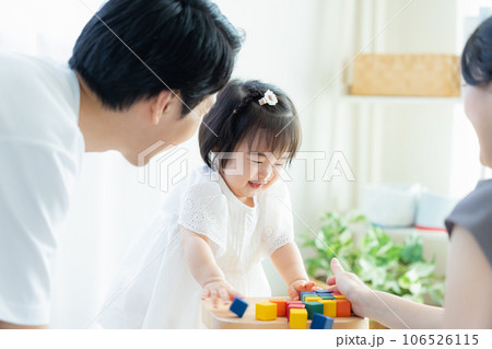 ファミリー 積み木で遊ぶ女の子 ファミリー 積み木で遊ぶ女の子 106526115