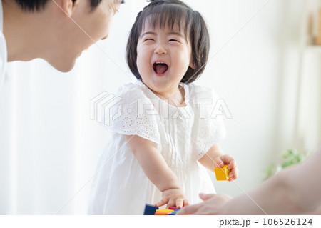 ファミリー　積み木で遊ぶ女の子 106526124
