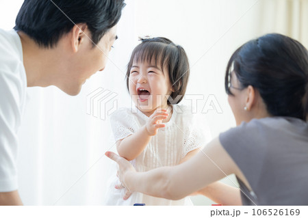 ファミリー　積み木で遊ぶ女の子 106526169