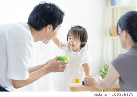 ファミリー 積み木で遊ぶ女の子 ファミリー 積み木で遊ぶ女の子 106526170