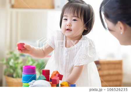 ファミリー 積み木で遊ぶ女の子 ファミリー 積み木で遊ぶ女の子 106526235