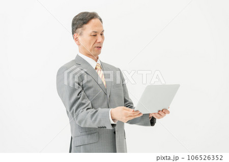 パソコンを持って悩むビジネスマン 106526352